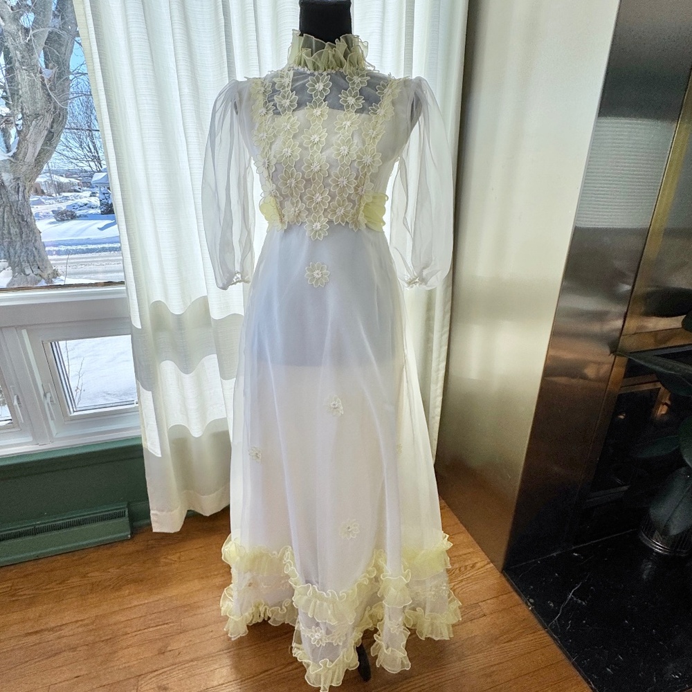 Late 60s early 70s wedding dress, yellow appliqué daisies, modern size 00 (XXS)